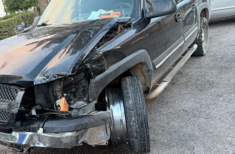 Conductor provoca choque múltiple y trata de escapar en calles de Chihuahua