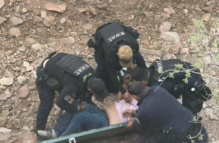 Rescatan a conductor tras volcadura de tractocamión en la carretera Chihuahua-Cuauhtémoc