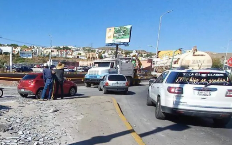 Tráiler con aparente falla en los frenos provoca accidente en el Periférico de la Juventud