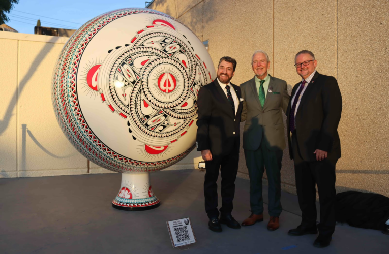 Develan esfera monumental de Mata Ortiz en Consulado de México en El Paso