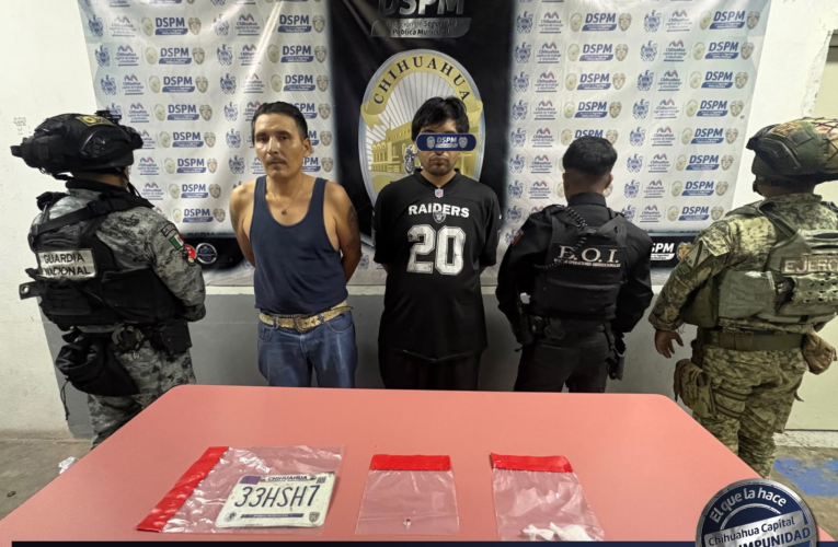Detiene Célula BOI a dos hombres en Chihuahua; aseguran aparente cristal y motocicleta con placas sobrepuestas