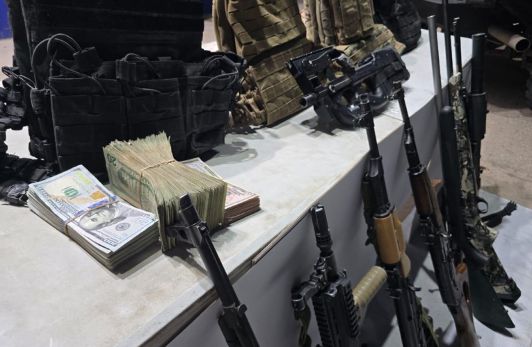 SSPE detiene a presunto líder criminal en Ojinaga y asegura arsenal durante operativo